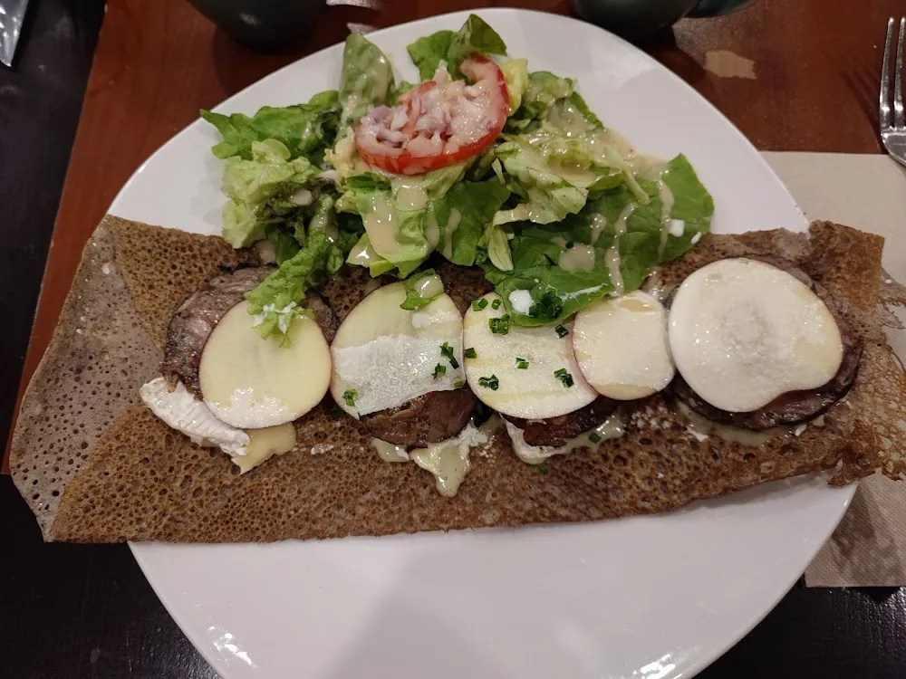 Crêpe Normande Camembert Andouillette de Vire Pommes Crues